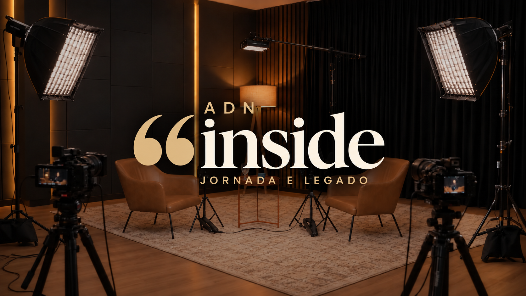 Estúdio do ADN Inside com poltronas, câmeras e iluminação profissional, com a marca ADN Inside — Jornada e Legado ao centro.